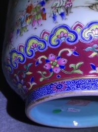 Een keizerlijke Chinese famille rose 'drakenboot festival' vaas, Jiaqing merk en periode